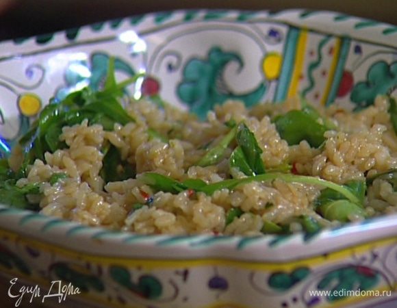 В готовый рис добавить заправку, шпинат, все перемешать и выложить на большое блюдо.