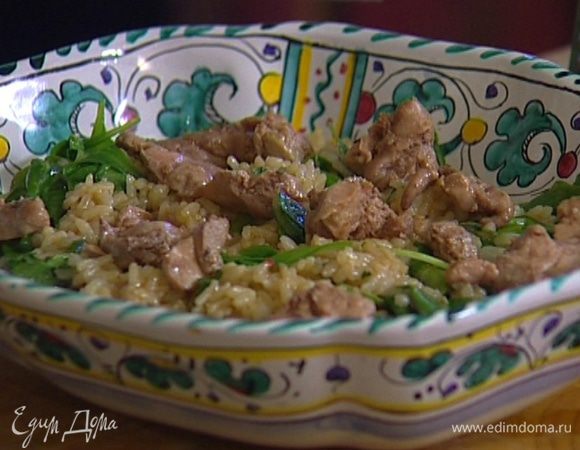 Кусочки печени трески промокнуть бумажным полотенцем, разложить сверху на салат и присыпать оставшейся мятой.