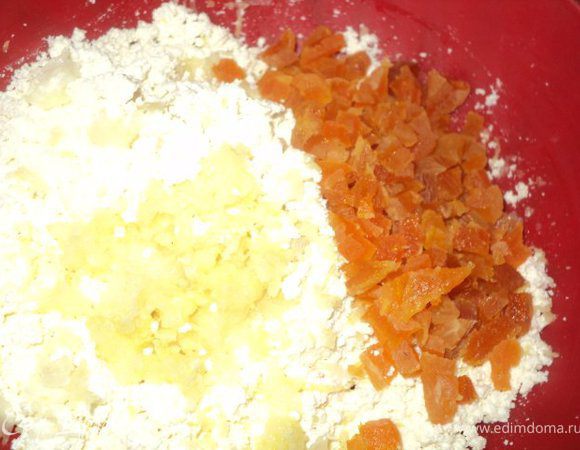 Курагу запарить горячей водой 5-10ми, затем порезать мелкими кубиками. Желтки взбить с сахаром добела, белки взбить со щепоткой соли до крепкой пены. Кукурузные хлопья потолочь.