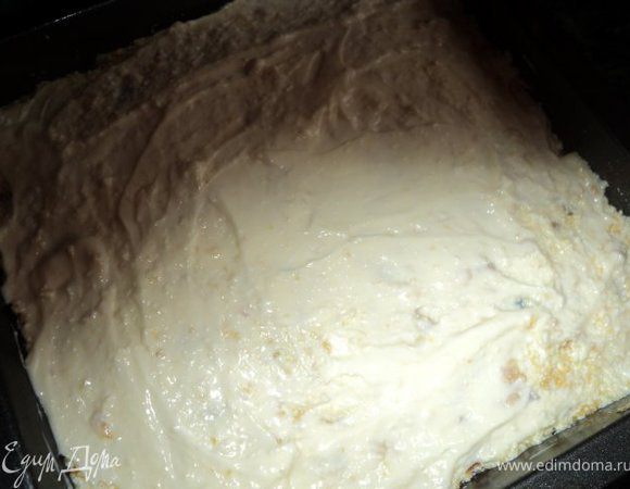 Творог пропустить через мясорубку, потереть в него на терке лимон, добавить курагу, растертые желтки, хорошо  перемешать, добавить кукурузные хлопья, еще раз перемешать и оставить на 10-15мин. Затем добавить взбитые белки, перемешивая в одну сторону, и затем черешню.
Форму смазать маслом, обсыпать толчеными кукурузными хлопьями, выложить в нее творожную массу, сверху смазать сметаной или яйцом. Выпекать при температуре 200 градусов 50мин. Запеканку охладить, вынуть из формы, посыпать сахарной пудрой, разрезать на кусочки. Приятного аппетита.
