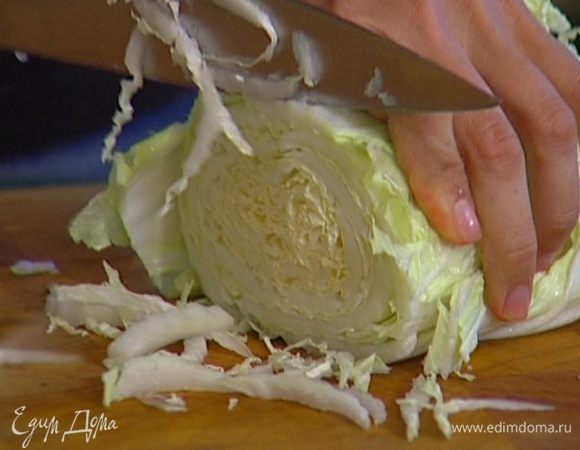 Капусту тонко нашинковать, посолить и оставить на 5 минут, затем отжать.