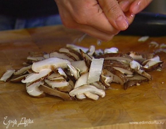 Шиитаке нарезать тонкой соломкой, сбрызнуть соком лимона.