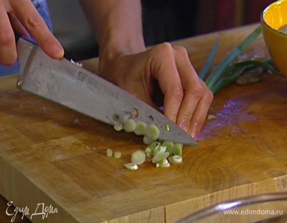 Зеленый лук нарезать тонко наискосок.