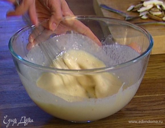 Приготовить тесто: муку смешать с крахмалом, добавить 1 ст. ложку мирина, яйцо, овощной бульон и в конце — мисо-пасту. Все вымешать с помощью венчика до получения однородного теста.