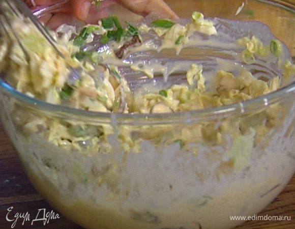 Добавить грибы, капусту, креветки, зеленый лук и еще раз все перемешать.