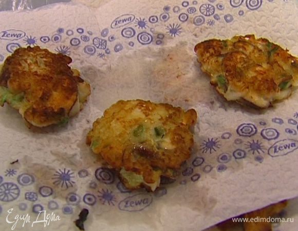 Разогреть в глубокой сковороде или воке растительное масло и жарить оладушки по 2–3 минуты с каждой стороны, затем выложить на бумажное полотенце, чтобы избавиться от лишнего масла.