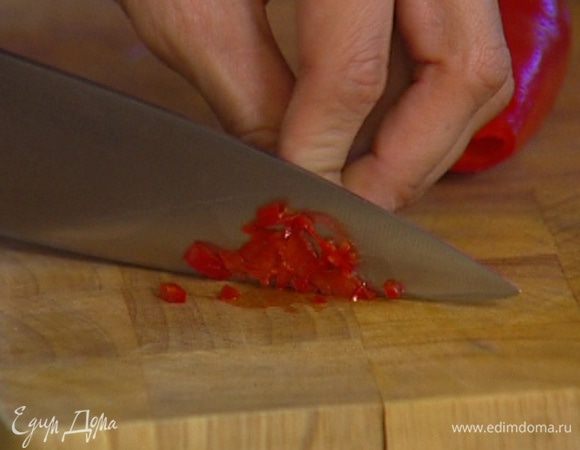 Перец чили мелко порубить.