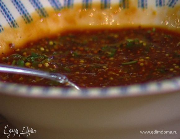 Приготовить соус: смешать томатную пасту, рисовое вино, соевый и рыбный соус, оставшийся мирин, горчицу, мед, чили, мяту и кинзу.