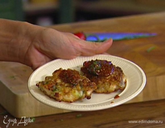 Подавать оладушки горячими, полив их соусом.