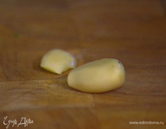 Чеснок почистить и раздавить плоской стороной ножа.