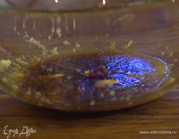 Приготовить маринад: натертый имбирь соединить с чесноком, влить соевый соус, рисовое вино и мирин, все перемешать.