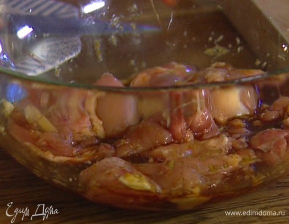 Куриные бедра опустить в маринад и оставить на 30–40 минут, затем промокнуть бумажным полотенцем и обвалять в картофельном крахмале, стряхивая излишки.