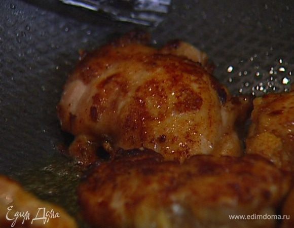 Разогреть сковороду вок, влить растительное масло и обжаривать кусочки цыпленка до золотистой корочки, по 6–7 минут с каждой стороны.