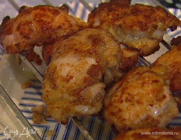 Выложить на бумажное полотенце, чтобы избавиться от лишнего масла.