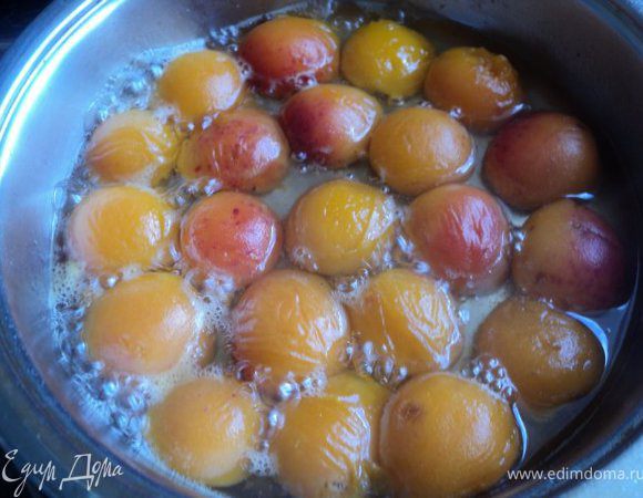 Абрикосы вымыть, обсушить, разделить на половинки, очистить от косточек и припустить в сиропе ( 3ст.ложки сахара + 150гр воды) 1-2 мин. Вынуть из сиропа на сито, охладить.