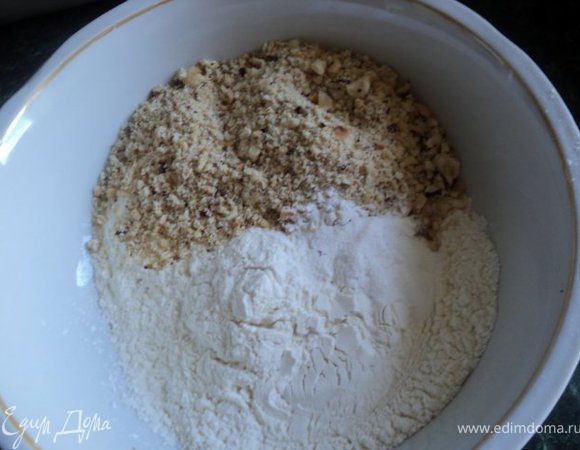 Орехи измельчить в блендере ( немного оставить для посыпки пирога). .Орехи смешать с мукой и разрыхлителем.