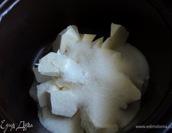Маргарин комнатной температуры растереть с сахаром, добавить постепенно, постоянно размешивая,  взбитые яйца. 