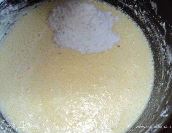 В яичную массу ввести по одной столовой ложке смесь муки и орехов, тщательно размешивая.