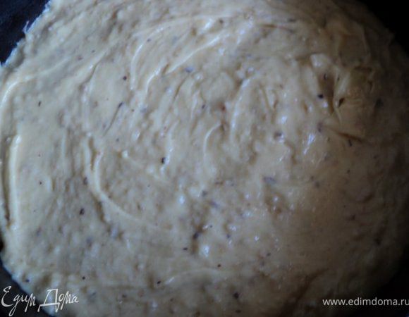 На дно формы 26см выложить бумагу для выпечки, бока смазать растительным маслом, выложить тесто, разровнять. 