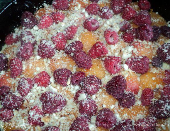 Сверху разложить абрикосы, малину, посыпать измельченными орехами. 
Выпекать 45-50мин при температуре 180 градусов. За 10мин до готовности проверить , не стала ли поверхность пирога коричневой. В этом случае прикрыть пирог фольгой.
Пирог остудить в форме.
