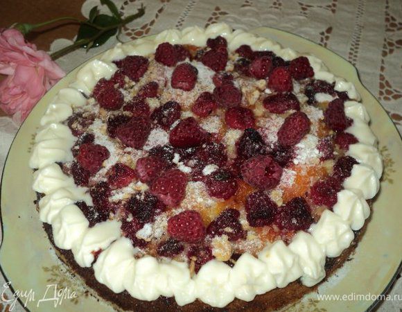 Сверху пирог посыпать сахарной пудрой, украсить взбитыми сливками.