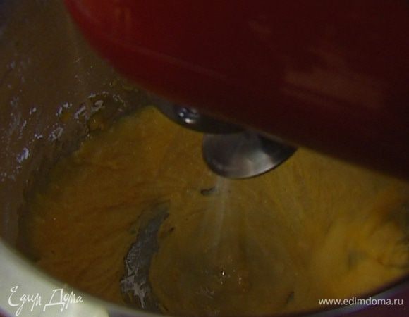 Желтки взбить с сахарной пудрой. 