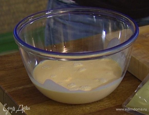 Помешивая, ввести горячие сливки в желтки с сахаром. 