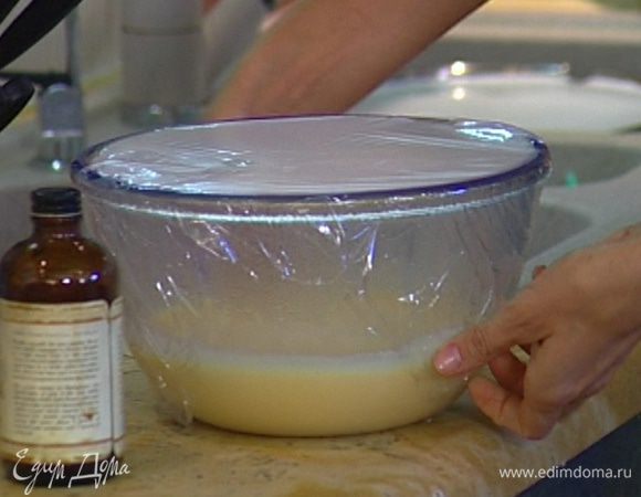 Затянуть посуду со сливками пищевой пленкой и поставить на 3‒4 минуты в микроволновку или прогревать на водяной бане, пока масса не загустеет. 