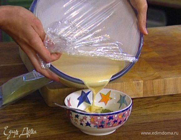 Порошок зеленого чая развести небольшим количеством горячих сливок с желтками и перемешать, затем добавить получившуюся пасту в оставшуюся сливочно-желтковую массу и протереть через сито, чтобы избавиться от комочков. 