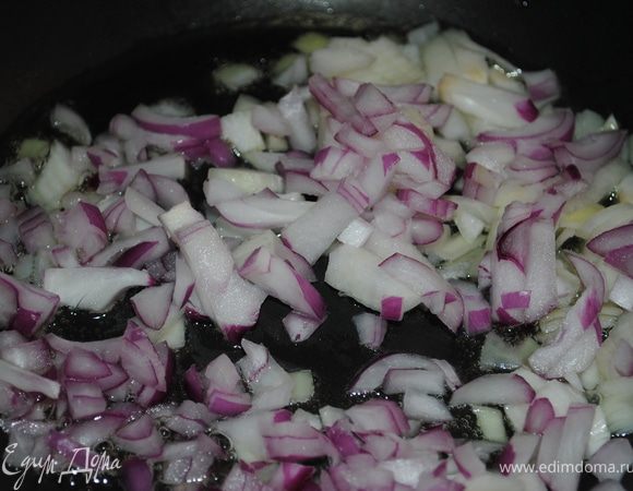 сбить с двумя яйцами и сметаной, добавить, муку и розрыхлитель.