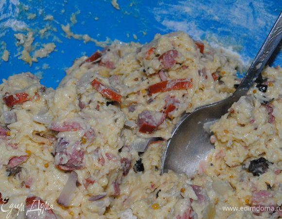 нарезать лук,обжарить. Колбасунарезать кубиками, натереть сыр. Добавить оливки и горчицу, все хорошо вымешать.