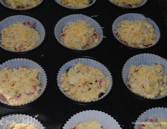 разложить по формам и выпекать 25 - 30 минут.