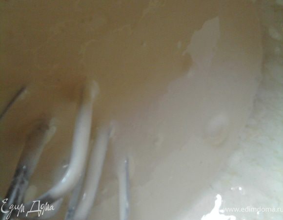 Желтки отделить от белков и взбить до получения густой пышной массы.