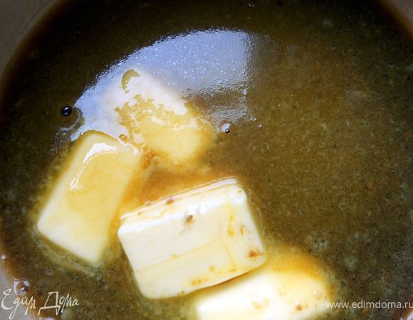 Вскипятить воду, добавить кофе, сливочное масло и размешать. ***Пардон - фото ужасное, но будем реалистами - кофе с маслом вряд ли может смотреться восхитительно!:)***