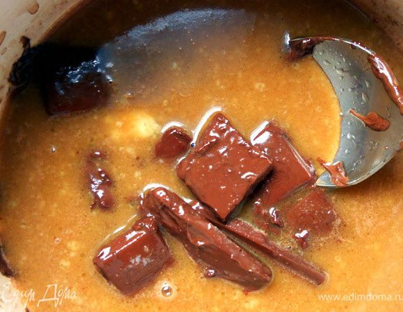 Присоединить поломанный шоколад, растопить, помешивая, до однородности массы. Снять с огня, немного охладить.***И это фото ужас, дальше будет лучше!:)***