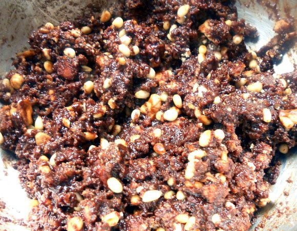 Соединить печенье, кедровые и грецкие орехи с шоколадно-кофейной массой, размешать.