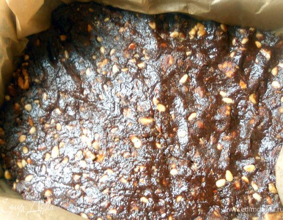 Противень (в моем случае форма для запекания, примерно 15х20 см) застелить бумагой для выпечки, разровнять на ней шоколадную массу ножом/лопаткой. Убрать в холодильник до застывания, примерно на час. После чего нарезать кубиками, присыпать какао-порошком и сахарной пудрой. Хранить в холодильнике.