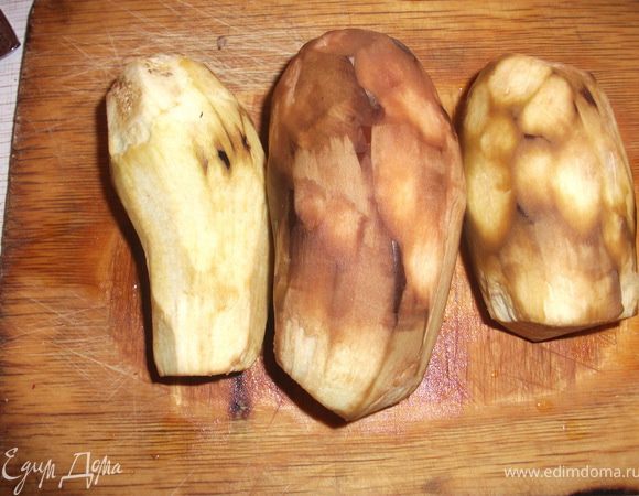 Баклажаны обдать кипятком, снять кожицу. (скажу честно, первый раз я делала так, но второй просто очистила и всё, разницы особой нет. Свежие чистятся даже лучше, чем после кипятка) 