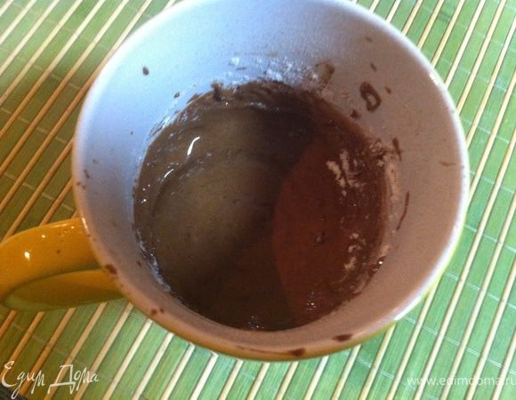 Добавить какао, разрыхлитель- смешать. Добавить муку. Размешать.