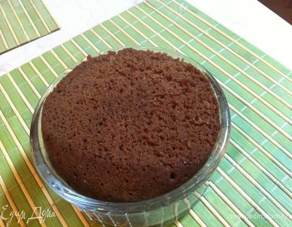 Ставим в СВЧ на обычный режим, мощность максимальная (у меня 800 Вт). Ставим 3 минуты. Вот тут я сильно сомневалась,  что тесто сможет пропечься за 3 минуты...Каково же было мое удивление...когда я увидела, что это действительно так! Тесто поднялось в чашке и было готово!