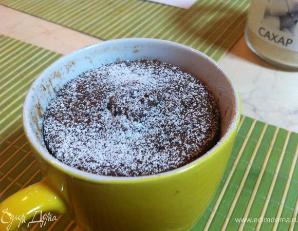 С первого раза у меня не получилось: чашка была маленькой и тесто выползло из нее. Второй раз я взяла чашку побольше, но бисквит на вкус был "никакой"- вкуса не было...А в третий раз я добавила специи (об этом я указала в окончательном варианте рецепта)- это было уже что-то! Есть такой бисквит нужно из чашки, полив растопленным шоколадом или посыпав сахарной пудрой. 