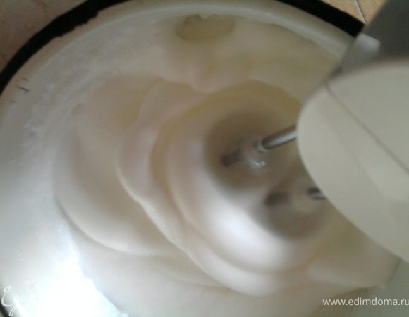 Добавить ванилин, муку, крахмал, просеивая их понемногу в желтки, каждый раз перемешивая, влить холодную воду.