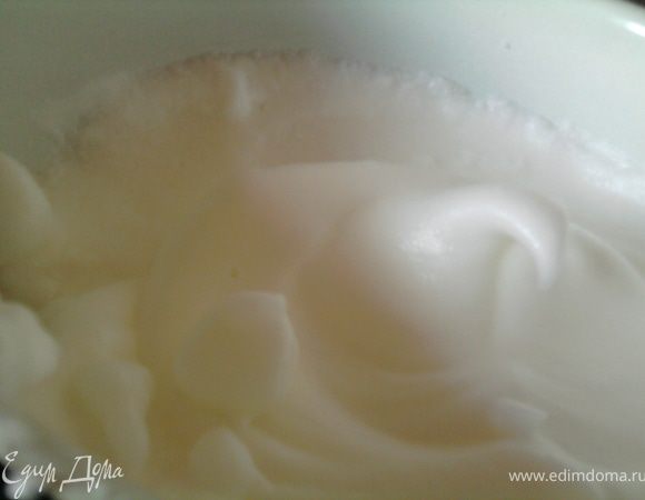 Взбить белки в густую пену - здесь я добавила сахарную пудру и взбила до устойчивых пиков - ни в одной из книг, в которых есть этот рецепт, не написан тот момент, когда в тесто надо класть пудру, я решила, что в этот момент подойдет и по результату поняла, что не ошиблась.