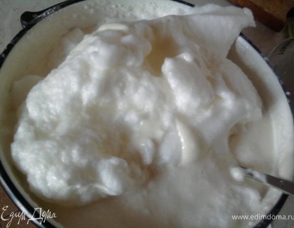 Осторожно ввести белки в тесто, в два приема.