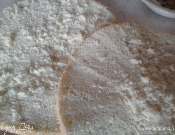 Вылить тесто в смазанную маслом и посыпанную мукой форму, и выпекать при т.150-175 градусов (я пекла при 170) около 40 минут. Вынуть готовый бисквит из формы, остудить и разрезать на три горизонтальных коржа.