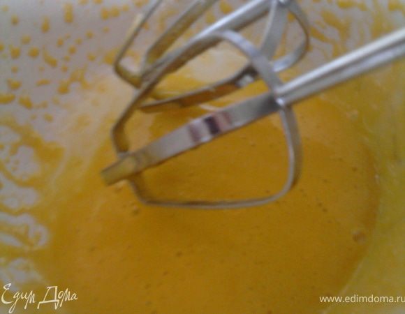 Приготовить крем можно двумя способами:
1. смешать в кастрюльке сахар, воду, лимонный сок и кипятить до получения сиропа (он должен выливаться из ложки тонкой струйкой, не прерываясь на капли).Взбить желтки, постепенно вливая горячий сироп и не прекращая взбивать. Добавить размягченное масло, хорошо все вместе взбить.
