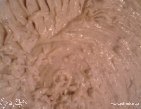 Орехи смолоть в кофемолке или блендере, половину всыпать в крем