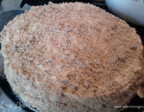 Перемазать коржи, остальными орехами обсыпать торт.