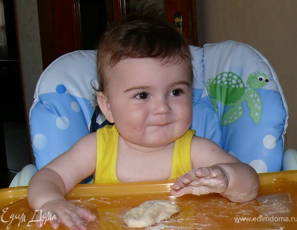 А вот так месил тесто мой Маркуша!!!! (Нам неделю назад исполнился ровно ГОДДДД!!!)