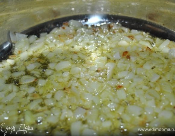 В кастрюлю влейте 3 ложки масла, обжарьте в нем лук до золотистого цвета.